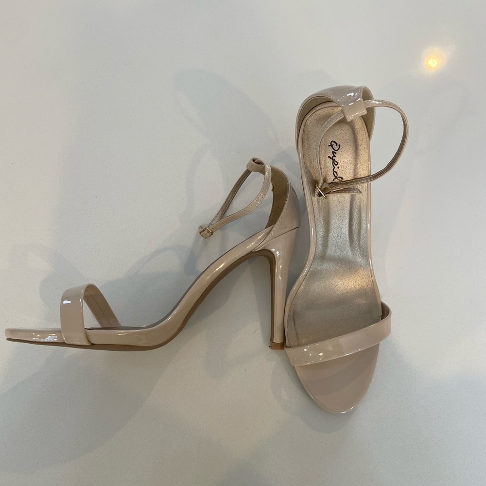 Patent leather nude pump